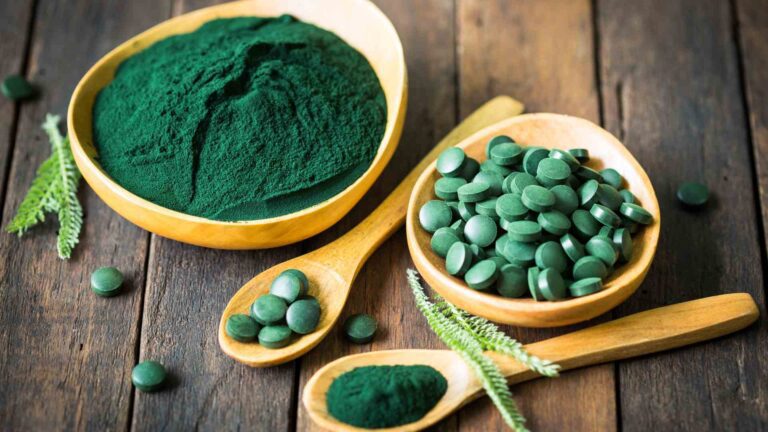 Spirulina verde nei drink a confronto con la blu